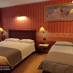 Val Del Rio מלון פיומאלבו